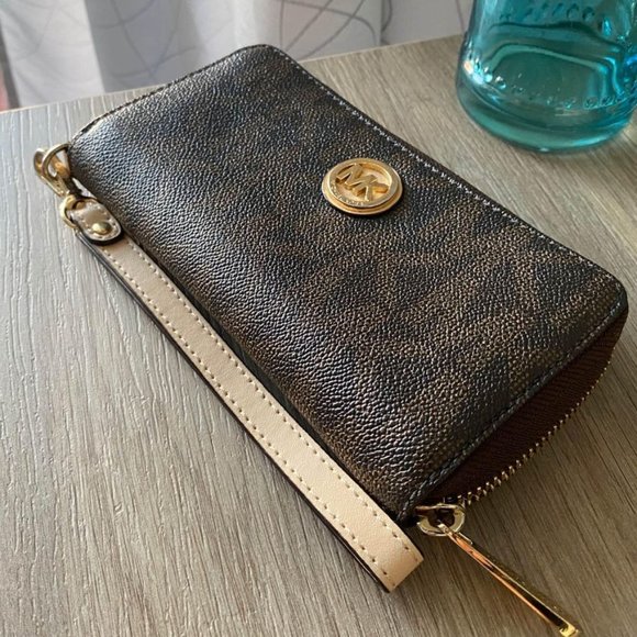 Michael Kors wallet - Picture 1 of 6